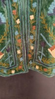 Veste Suzani d'hiver en velours tricoté brodé à la main d'inspiration vintage, écologique, respirante, look bohème fusion pour femmes