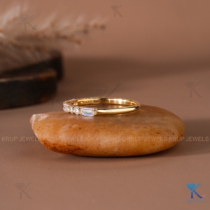 Anillo de boda minimalista de oro amarillo macizo de 14 quilates para mujer con diamantes de laboratorio en baguette alternados, media eternidad, apilable - Product Image 5