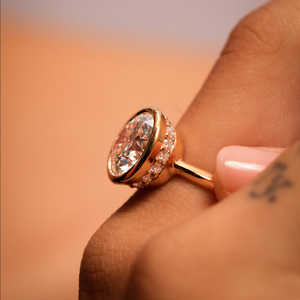 Bague solitaire en moissanite ronde de 2 carats, faite à la main, taille excellente VVS1, bande fine de 1,8 mm, or jaune 14 carats, bijoux fins - Product Image 5