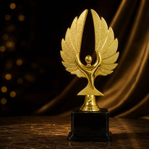 Trophée de luxe en forme d'aile dorée avec base noire – Statuette décorative haut de gamme pour événements et cérémonies - Product Image 1
