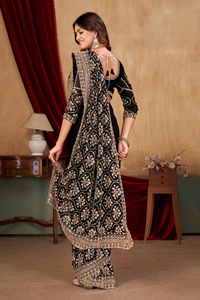 Sari Gujarati de Satén Fandy de Lujo de Diseñador Abhi, con Bordado de Cuentas Premium, Blusa de Diseñador Incluida, Elegante - Product Image 4