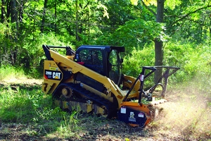 Chargeuse compacte sur chenilles CAT 299D avec attache broyeur forestier, débroussailleuse hydraulique pour défrichage et démontage d'arbres - Product Image 3
