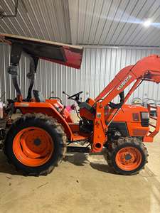 Potente Tractor Agrícola Kubota L3400 con Sistema de Tracción 4x4, Motor Diésel Duradero, Sistema Hidráulico Robusto y Rendimiento Eficiente en el Campo - Product Image 5