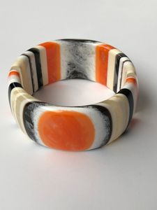 Bracelet en résine fait main, forme ronde, motif rayé orange, noir et blanc, accessoire de bijouterie artistique de collection - Product Image 1