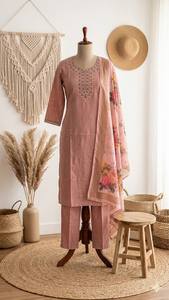 Ensemble de costume traditionnel intemporel, ensemble de kurta Festive Bloom, collection de vêtements ethniques trois pièces, ensemble pantalon et kurta coupe droite pour femme - Product Image 2