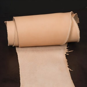 Cuir de vachette pleine fleur de première qualité, tanné végétal, naturel, non teint, matériau brut pour le façonnage artisanal de portefeuilles, sacs et chaussures. - Product Image 1