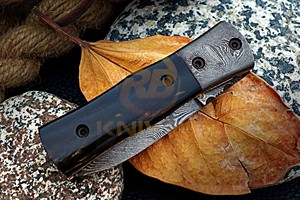 Couteau pliant de poche artisanal en acier Damas OEM personnalisé, pointe tombante, manche en résine, pour camping, chasse, EDC, avec étui en cuir - Product Image 5