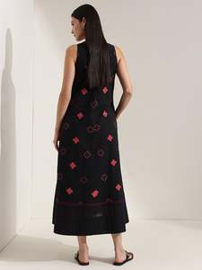 Robe midi sans manches noire avec broderie rouge à motif géométrique, col rond, silhouette droite, tenue décontractée quotidienne, 100% coton tissé - Product Image 1