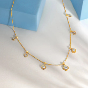 Collar con Cinco Dijes Florales de Diamantes y Diseño de Flor Esculpida en Oro - Product Image 5