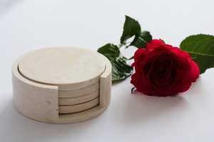 Juego de cuatro posavasos y soportes de Jesmonite hechos a mano, efecto mármol beige, decoración neutra para el hogar - Product Image 4