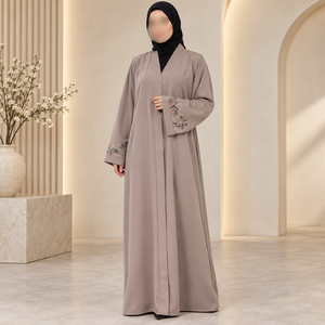 Robe Abaya taupe avec broderie florale sur les manches et col en V ample |   Robe longue musulmane modeste pour les occasions quotidiennes - Product Image 2