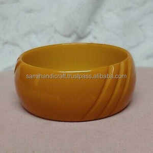 Déclaration audacieuse Unique Artisan Flair Designs Bracelets à breloques de mode en résine créative avec des options chics colorées - Product Image 1