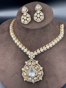 Ensemble de bijoux en argent plaqué or 18 carats Amaira Jewels, collier et boucles d'oreilles avec cristaux en forme de poire, style classique pour femmes, mariage - Product Image 5