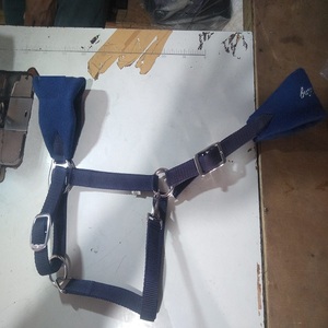 Licol en nylon robuste et pratique pour chevaux – PRODUITS ÉQUITATION DE QUALITÉ pour le travail à la ferme et l'entraînement – Respirant, confortable, design de haute qualité - Product Image 5