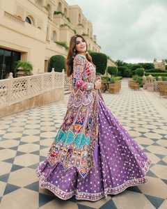 Ensemble Lehenga en coton mousseline brodé violet avec travail de miroir en relief et imprimé dessiné à la main, longueur ras du sol, pour femme, mariage traditionnel - Product Image 2