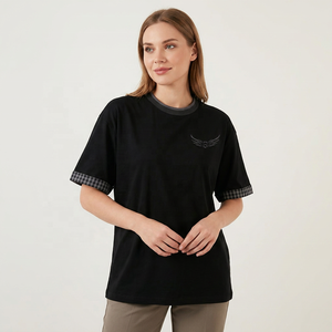 Camiseta Negra Extra Grande para Hombre con Logotipo de Alas Bordado, Manga Corta, Ribete en Contraste, Cuello Redondo, Corte Casual - Product Image 6