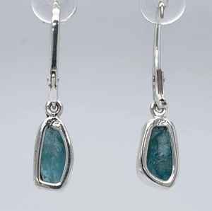 Boucles d'oreilles Leverback en Apatite bleu-vert brute naturelle, taillée à l'état brut, en Argent Sterling - Product Image 3