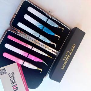 Pince à cils Getup Brosons en acier inoxydable, pointe dorée de précision, étui métallique, revêtement poudré rose, bleu, blanc, logo personnalisé - Product Image 1