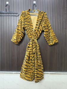 Robe longue pour femme à imprimé tigre jaune et noir, manches longues, coupe décontractée, fermeture à cordon, tissu doux, saison automne - Product Image 1