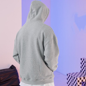 Vêtements de sport pour hommes de haut niveau. Vestes zippées modernes avec empiècements dynamiques et matière souple. Pantalons d'entraînement slim fit. - Product Image 4