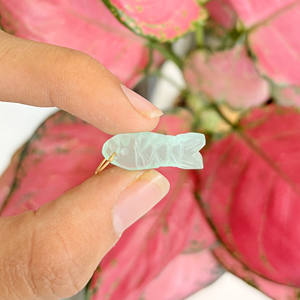 Colgante de Calcedonia Natural Aqua con Forma de Pez, Tallado a Mano, Amuleto de Piedra Preciosa, Colgante de Joyería Oceánica con Engaste de Oro, Regalo para Mujer - Product Image 4