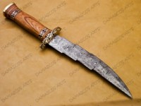 Couteau Tracker en Acier Damas Forgé à la Main, Manche Intégral, Lame Fixe pour la Survie en Extérieur et la Chasse, Bord Dentelé, Pointe Tombante, Haute Qualité