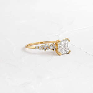 Bague de luxe en or jaune massif 10K/14K/18K avec diamant de laboratoire taille Asscher et pierres latérales, sertie à griffes, pour fiançailles, fêtes et mariages - Product Image 2