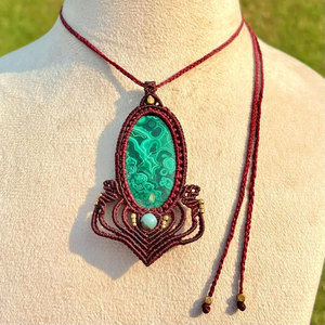 Collar con Colgante de Macramé Hecho a Mano con Malaquita, Cordón Rojo, Piedra de Malaquita Verde, Gema Natural, Joyería de Cristal Curativa Estilo Boho - Product Image 1