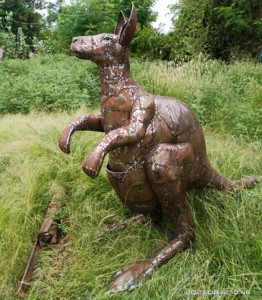 Escultura de canguro de metal para jardín - Product Image 1