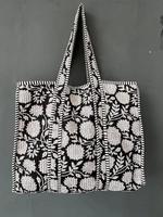 Sac à bandoulière matelassé en coton imprimé bohème élégant avec deux poignées, design durable pour un usage quotidien et les voyages