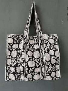 Sac à bandoulière matelassé en coton imprimé bohème élégant avec deux poignées, design durable pour un usage quotidien et les voyages - Product Image 3