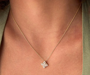 Pendentif solitaire vintage pour femme en diamant de laboratoire taille brillant rond plaqué argent, certifié IGI - Product Image 4