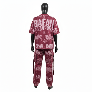 Conjunto de 2 piezas para hombre: camiseta de jersey de algodón y poliéster de 180 GSM color granate con estampado completo y pantalón cargo con logotipo personalizado serigrafiado. - Product Image 2