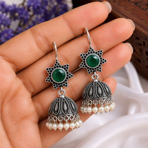 Pendientes Jhumka Vintage de Ágata Verde con Forma de Estrella |   Pendientes Étnicos Indios con Perlas y Plata Oxidada |   Joyería Tribal Boho Hecha a Mano - Product Image 6