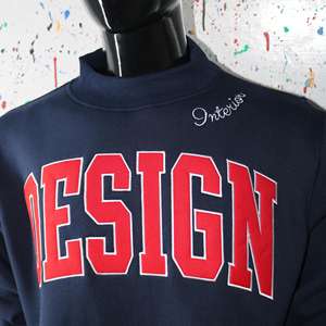 Sudadera de Cuello Alto Azul con Apliques Bordados en Rojo, Cuello Ancho, Hilos Finos - Product Image 6