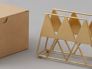 Moderno Porta Servilletas Triangular de Metal en Tono Dorado con Diseño Elegante, Perfecto para Uso en el Hogar y la Cocina - Product Image 2
