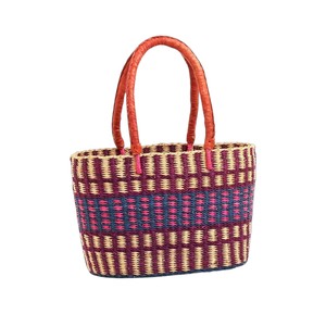 กระเป๋าถือสานสีชมพูม่วง งานฝีมือประณีต หูจับหนังสีน้ำตาล รูปทรงสี่เหลี่ยมผืนผ้า กระเป๋าชายหาดธรรมชาติ ดีไซน์คุณภาพ - Product Image 1