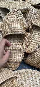 Sandales en jacinthe d'eau tressée pour femmes, élégantes tongs de plage, chaussures écologiques, fabriquées à la main à partir de fibres naturelles de jacinthe d'eau - Product Image 4