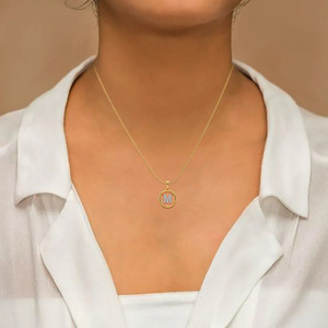 Collier pendentif en or avec lettre initiale M suspendue dans un cercle serti de diamants - Product Image 4