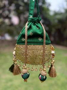 Sac Potli de Luxe Rouge Conifer avec Broderie Métallique en Relief, Sac à Main à Cordon et Pompon, Capacité jusqu'à 1L, Idéal pour Mariage, Fête, Cadeau Festif - Product Image 4