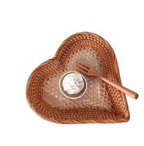 ถาดอาหารหวายรูปหัวใจดีไซน์คลาสสิกงานสานสีน้ำตาลเหมาะสำหรับเครื่องครัวและอุปกรณ์บนโต๊ะอาหารการเสิร์ฟชา - Product Image 1