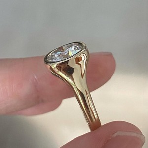 Anillo de Compromiso con Diamante Cultivado en Laboratorio de 3 Quilates, Corte Redondo, Engaste de Bisel, Oro Amarillo de 14k, con Certificado IGI y Claridad VVS-VS - Product Image 2