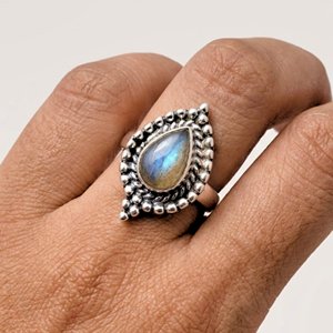 Bague en argent sterling 925 avec labradorite naturelle sertie clos, faite à la main, style bohème, forme poire, bijoux pour femme - Product Image 2
