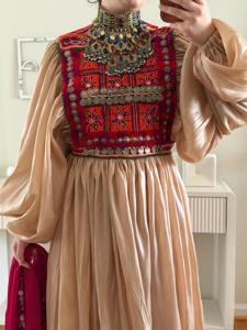 Impresionante Vestido Afgano de Terciopelo Negro con Bordado Floral Dorado de Alto Contraste y Detalles Decorativos de Espejo con Diseño Tradicional - Product Image 5