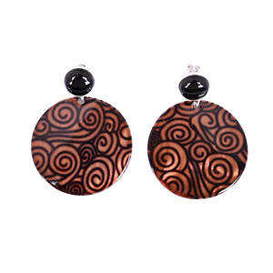 Boucles d'oreilles pendantes en résine avec onyx noir naturel et nacre |   Argent sterling 925 - Product Image 1