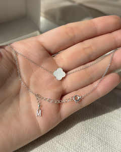 Collar con Colgante de Trébol de Cuatro Hojas Geométrico Chapado en Rodio S925, Perlas de Agua Salada, Joyería Minimalista Moderna, Regalo para Uso Diario - Product Image 1