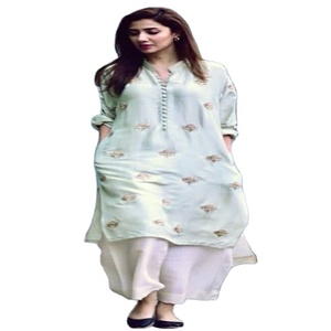 Robe de mariée indienne classique de maternité, coupe trapèze, bleue brodée, style Anarkali, avec jupe longue en mousseline verte, col en V et manches longues - Product Image 1