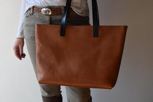 กระเป๋าโท้ทหนังแท้พร้อมโลโก้พิมพ์ตามสั่ง ซิปทำมือ ใช้ได้ทุกวัน กระเป๋าสะพายข้างผู้หญิง รุ่น LTB-0311 - Product Image 6