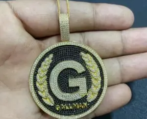 Colgante de Letra Personalizado con Moissanita Real de Corte Redondo de 2.80Ct, Plata de Ley Chapada en Oro para Mujer - Product Image 5