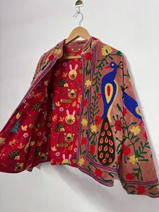 Chaqueta de terciopelo rosa premium con bordado de pavo real, abrigo artesanal bohemio con arte floral Suzani, ropa exterior femenina de inspiración vintage. - Product Image 2